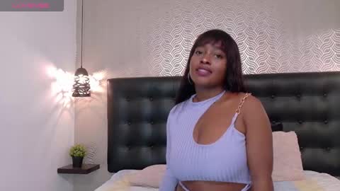 naiaramasson_ online show from December 1, 2025, 12:10 pm