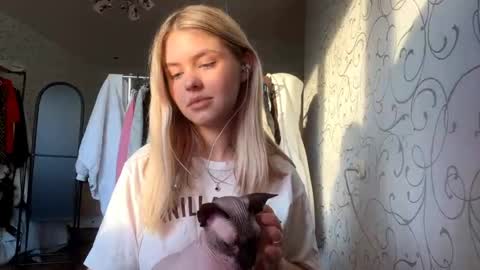 Rina online show from May 18, 2026, 4:24 pm