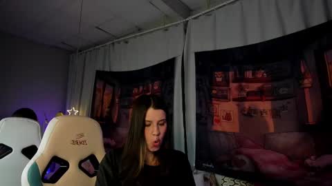 NansyCharm online show from February 18, 2025, 9:43 am