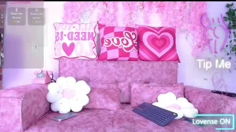 naomi_femme online show from May 15, 2026, 11:17 am