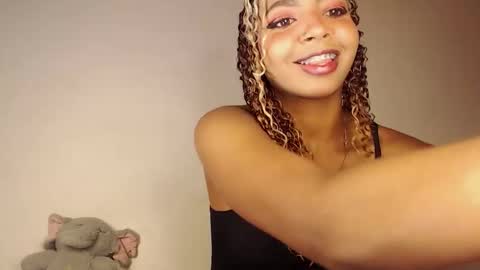 Snapshot of naomi_rider77 chatting on November 2, 2025, 9:44 am mara Jos online show from November 2, 2025, 9:44 am