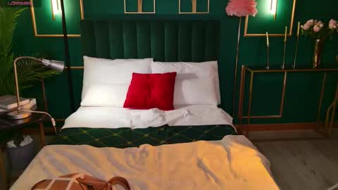 Naomi online show from October 3, 2025, 5:15 am