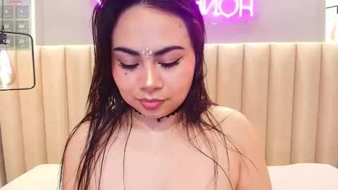 Naomy  online show from November 9, 2025, 5:33 pm