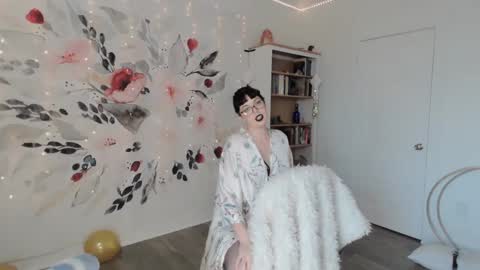 Snapshot of natahsaluxxx chatting on December 10, 2024, 9:43 pm Natasha Luxxx online show from December 10, 2024, 9:43 pm