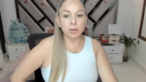 natalia5560 online show from November 17, 2025, 1:06 pm