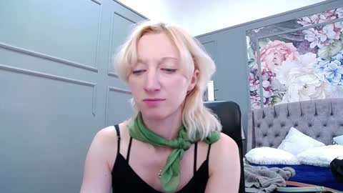 Snapshot of natalie_bitton chatting on January 4, 2025, 11:00 am Natalie online show from January 4, 2025, 11:00 am