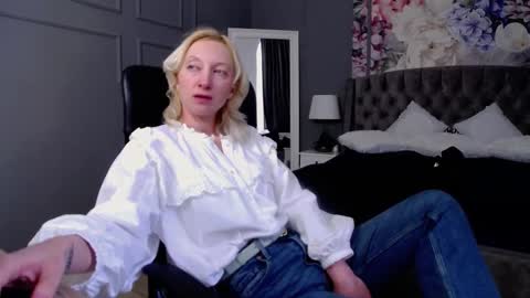 Snapshot of natalie_bitton chatting on February 27, 2025, 11:10 am Natalie online show from February 27, 2025, 11:10 am