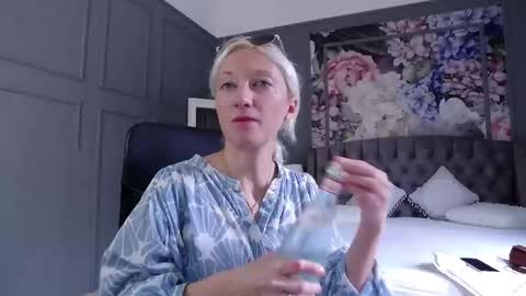 Snapshot of natalie_bitton chatting on September 10, 2025, 7:19 am Natalie online show from September 10, 2025, 7:19 am