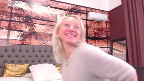 Snapshot of natalie_bitton chatting on October 13, 2025, 11:32 am Natalie online show from October 13, 2025, 11:32 am