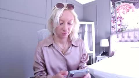 Snapshot of natalie_bitton chatting on November 2, 2025, 9:11 am Natalie online show from November 2, 2025, 9:11 am