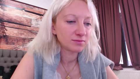 Snapshot of natalie_bitton chatting on November 9, 2025, 10:46 am Natalie online show from November 9, 2025, 10:46 am