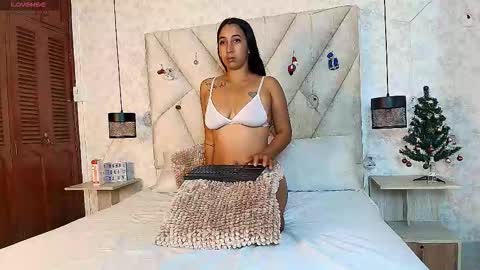 natashaross_t online show from January 8, 2026, 7:49 pm