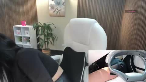         online show from October 27, 2025, 7:18 pm