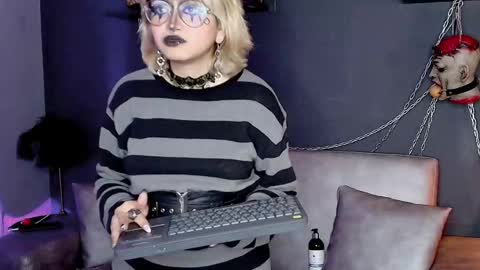 Navier  online show from December 3, 2025, 8:40 pm