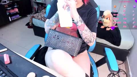 Snapshot of neeko_lol_ chatting on September 20, 2025, 7:09 am Geek Nicole im Neeko UwU online show from September 20, 2025, 7:09 am