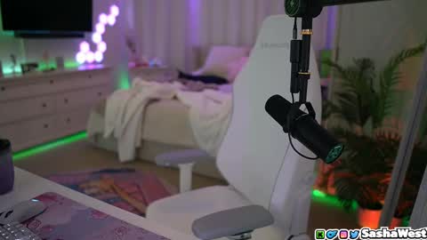 Sasha West online show from November 18, 2025, 2:21 pm