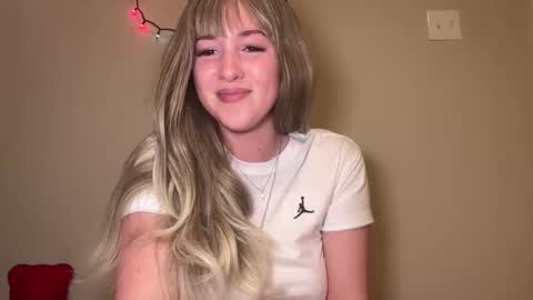 Snapshot of nextdoorlaur chatting on February 25, 2026, 12:15 pm Lauren online show from February 25, 2026, 12:15 pm