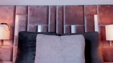 Nia online show from December 4, 2025, 1:09 pm