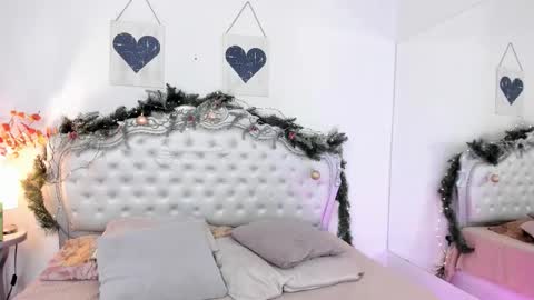 niacolussi online show from December 19, 2025, 8:27 pm