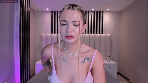 Snapshot of niaholland chatting on June 27, 2026, 6:24 pm SQUIRTER DOLL online show from June 27, 2026, 6:24 pm