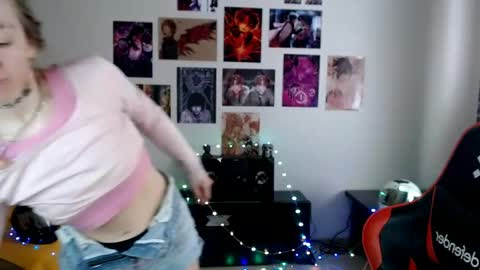 nica_kawaii online show from April 7, 2026, 7:42 am