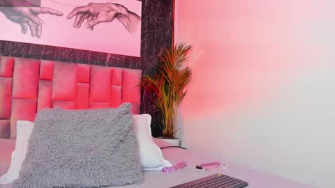 Nicolle  online show from February 1, 2025, 3:07 pm