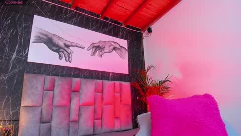 Nicolle  online show from February 5, 2025, 3:31 pm