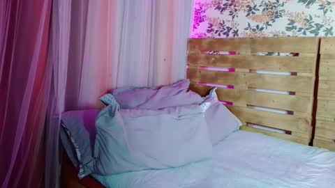 nicky_oli online show from February 4, 2025, 1:16 pm