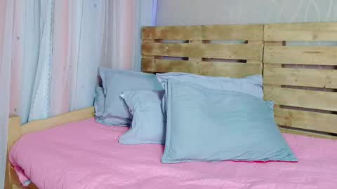 nicky_oli online show from February 6, 2025, 7:29 pm