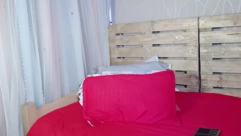 nicky_oli online show from February 18, 2025, 12:28 pm