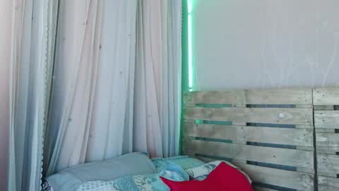 nicky_oli online show from February 23, 2025, 2:35 pm