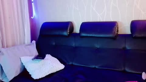 nicky_oli online show from March 4, 2025, 3:37 pm