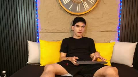 Snapshot of nico_monroet chatting on April 21, 2026, 8:55 pm nico_monroet online show from April 21, 2026, 8:55 pm