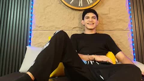 Snapshot of nico_monroet chatting on May 6, 2026, 10:48 pm nico_monroet online show from May 6, 2026, 10:48 pm