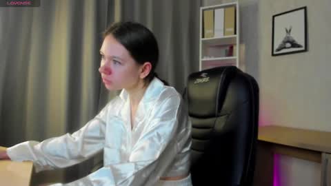 Snapshot of nicole_charm chatting on March 5, 2025, 8:10 pm GMT7TueWedThSu 0300am-0900am. Sa 1000am-0400pm online show from March 5, 2025, 8:10 pm