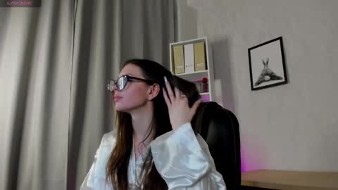 Snapshot of nicole_charm chatting on March 6, 2025, 11:20 pm GMT7TueWedThSu 0300am-0900am. Sa 1000am-0400pm online show from March 6, 2025, 11:20 pm