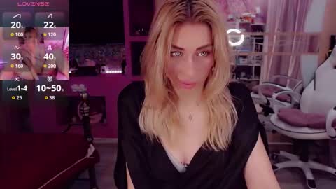 Snapshot of nicole_g0ld_ chatting on October 11, 2025, 11:36 pm Nicole online show from October 11, 2025, 11:36 pm