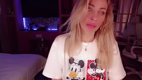 Snapshot of nicole_g0ld_ chatting on October 26, 2025, 11:31 pm Nicole online show from October 26, 2025, 11:31 pm