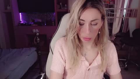Snapshot of nicole_g0ld_ chatting on June 22, 2026, 4:31 am Nicole online show from June 22, 2026, 4:31 am