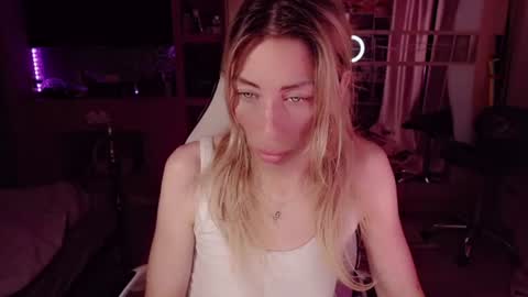 Snapshot of nicole_g0ld_ chatting on July 1, 2026, 1:29 am Nicole online show from July 1, 2026, 1:29 am