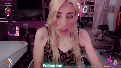 Snapshot of nicole_g0ld_ chatting on August 1, 2026, 11:14 pm Nicole online show from August 1, 2026, 11:14 pm