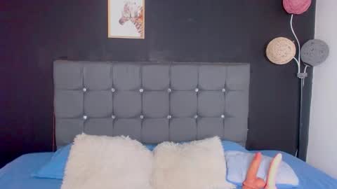 nicolee_8 online show from October 12, 2025, 2:27 pm