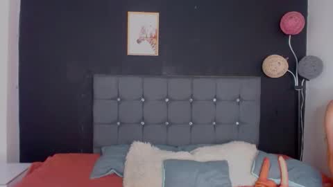 nicolee_8 online show from November 12, 2025, 3:56 pm