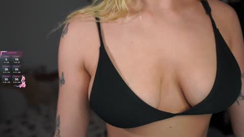 Snapshot of nicolette__shea_ chatting on December 5, 2024, 5:17 pm nicolette__shea_ online show from December 5, 2024, 5:17 pm