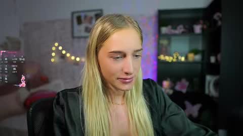 Snapshot of nicolette__shea_ chatting on February 14, 2025, 9:03 am nicolette__shea_ online show from February 14, 2025, 9:03 am