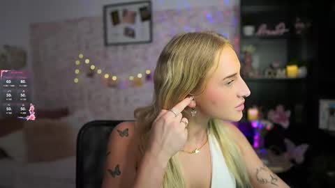 Snapshot of nicolette__shea_ chatting on March 6, 2025, 2:51 pm nicolette__shea_ online show from March 6, 2025, 2:51 pm