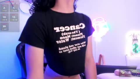 nicolle_smithh_ online show from April 4, 2026, 2:14 pm