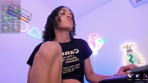 nicolle_smithh_ online show from April 11, 2026, 12:20 pm