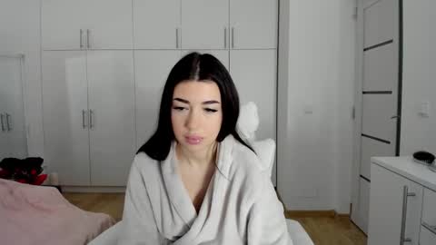 Nicolle online show from February 1, 2026, 5:39 am