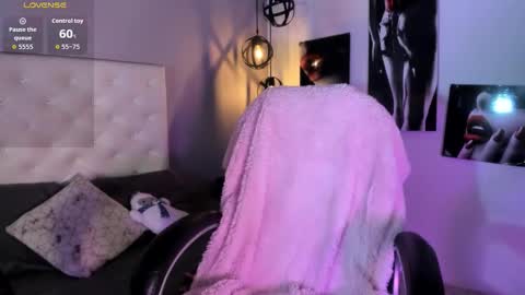 Snapshot of nicollee_heart chatting on December 14, 2025, 2:00 pm Nicolle online show from December 14, 2025, 2:00 pm